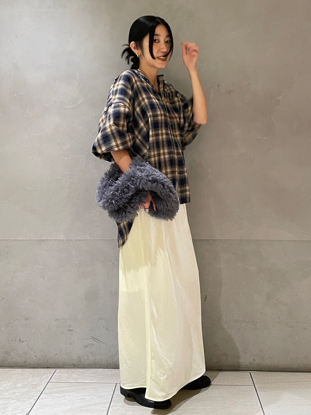 ブルー系のシャツ/ブラウス、ホワイト系のスカート、グレー系のハンドバッグを着用したレディースの秋コーディネートの2枚目の写真