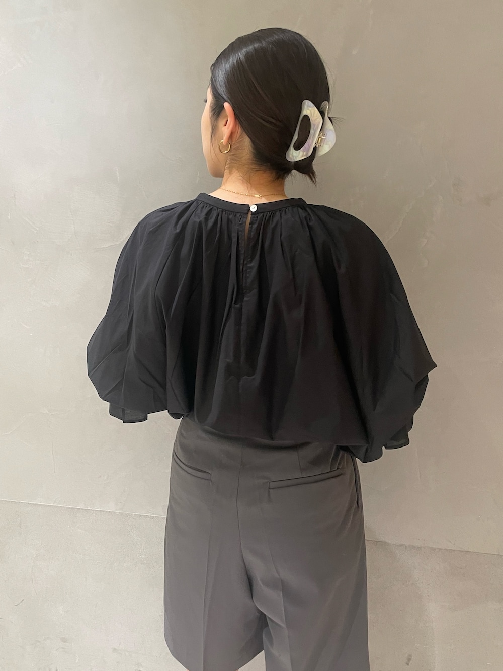 グレー系のその他パンツ、ブラック系のシャツ/ブラウスを着用したレディースの夏コーディネートの5枚目の写真