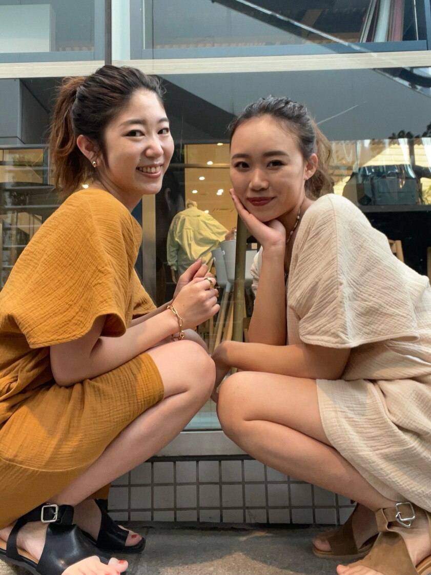 ブラック系のサンダル、ブラック系のロンパースを着用したレディースの春コーディネートの3枚目の写真