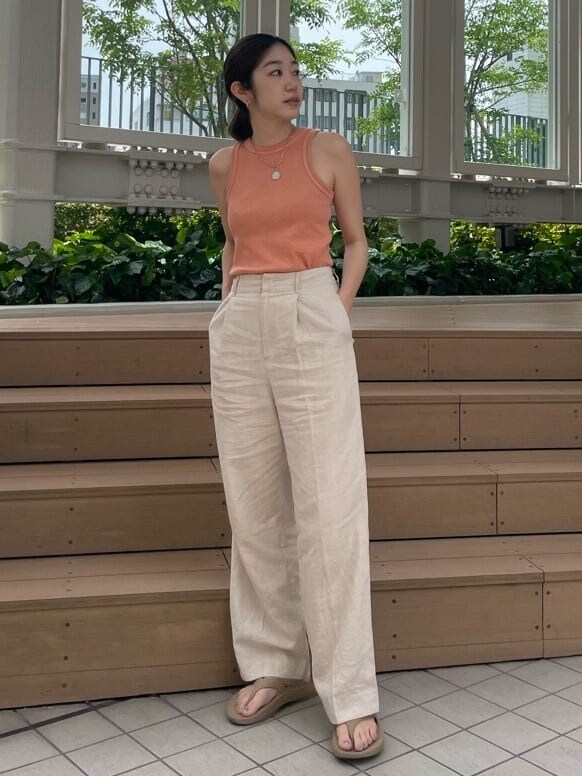ホワイト系のその他パンツ、オレンジ系のタンクトップを着用したレディースの夏コーディネートの4枚目の写真