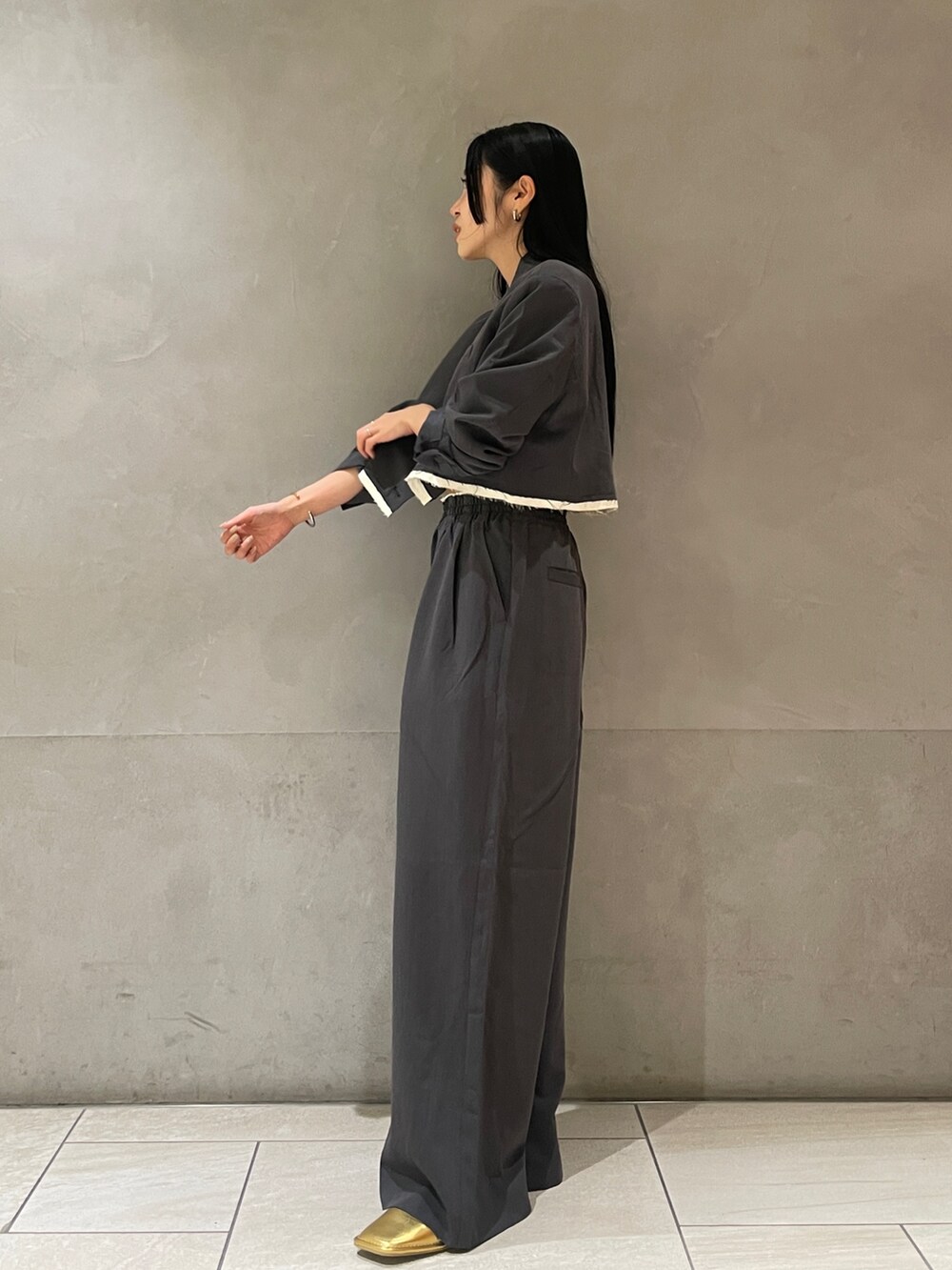 グレー系のその他パンツ、グレー系のテーラードジャケット、グレー系のキャミソールを着用したレディースの夏コーディネートの3枚目の写真