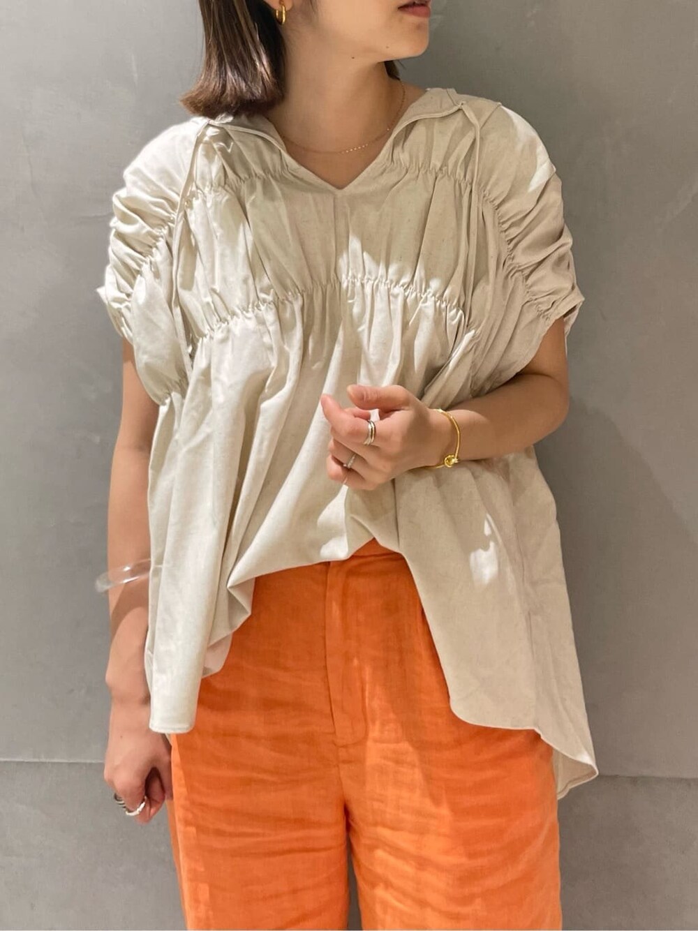 ホワイト系のシャツ/ブラウス、オレンジ系のその他パンツを着用したレディースの夏コーディネートの3枚目の写真