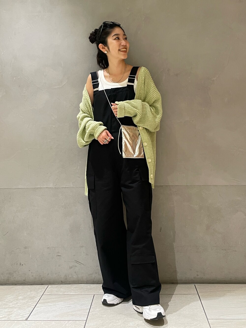 ブラック系のつなぎ/オールインワン、ホワイト系のタンクトップ、グリーン系のカーディガン/ボレロを着用したレディースの冬コーディネートの8枚目の写真