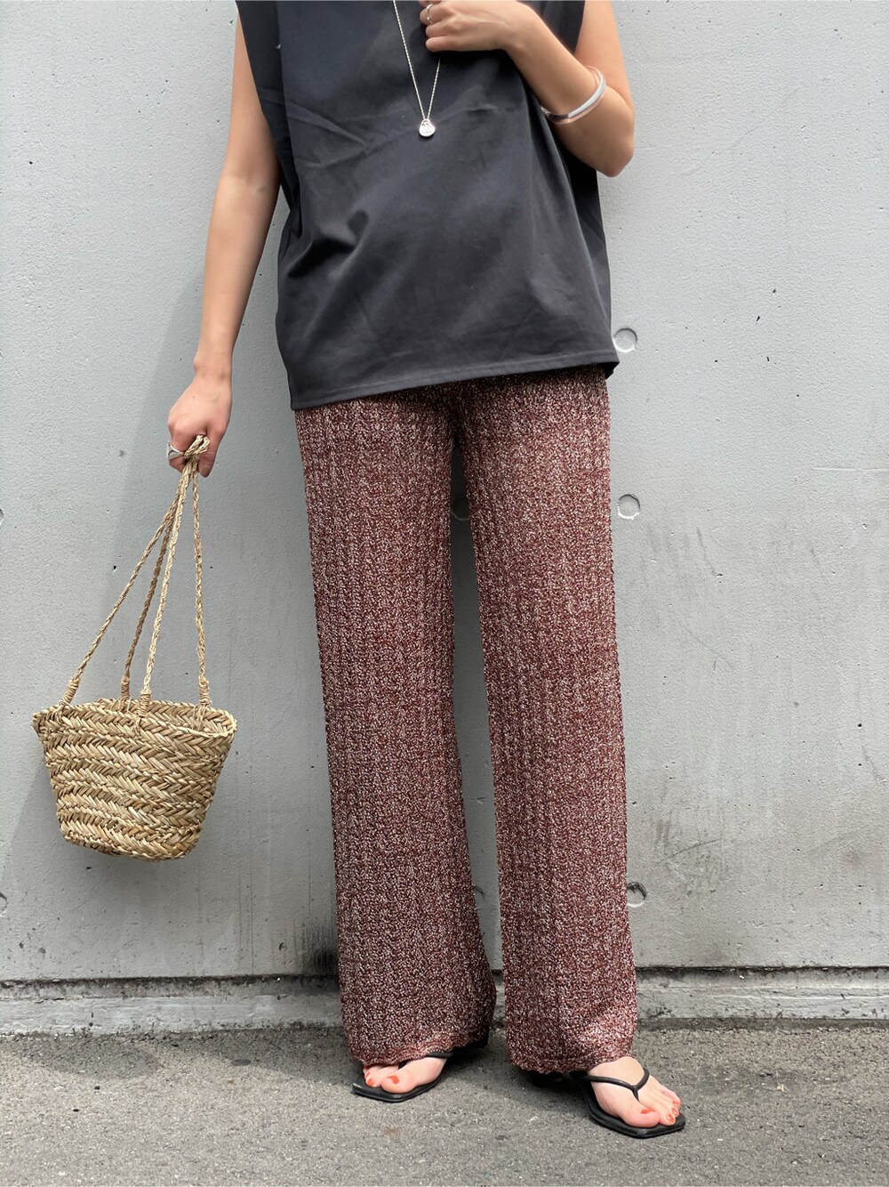 ベージュ系のかごバッグ、ブラウン系のその他パンツを着用したレディースの春コーディネートの4枚目の写真