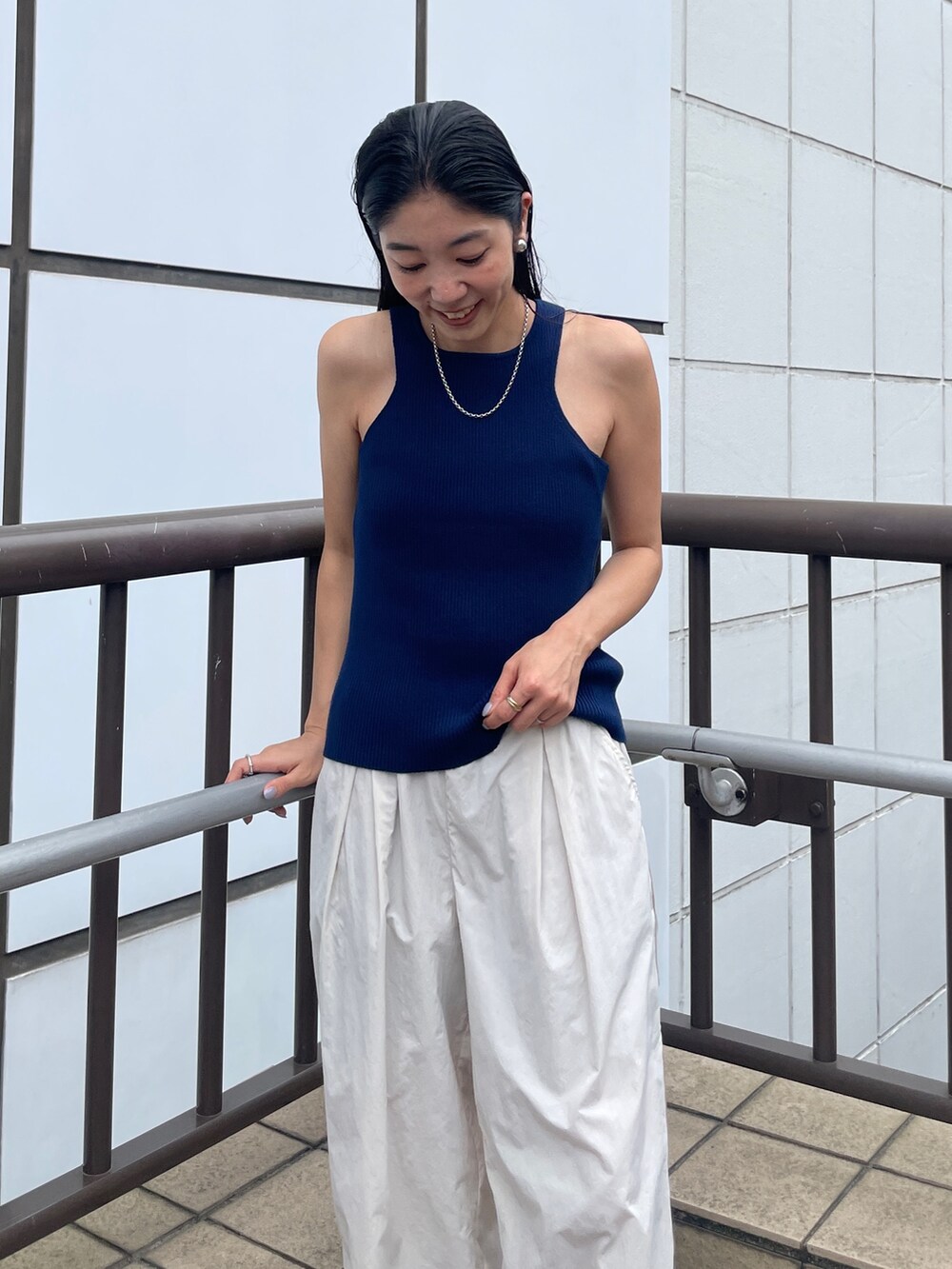 ブラック系のサンダル、ブルー系のタンクトップ、ホワイト系のその他パンツを着用したレディースの夏コーディネートの5枚目の写真