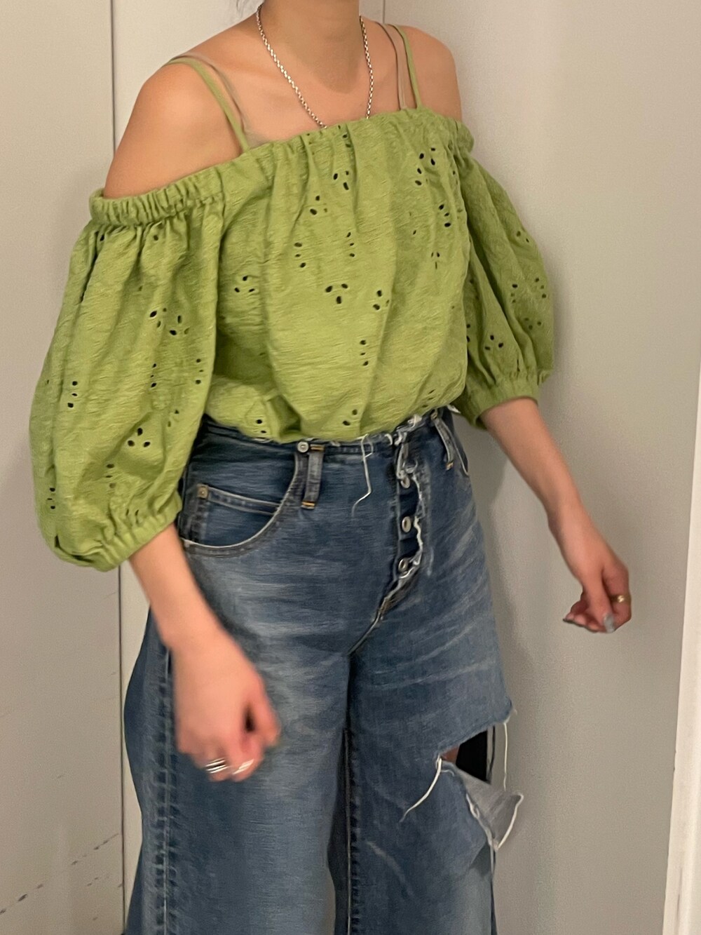 ブルー系のデニムパンツ、ブラック系のサンダル、グリーン系のシャツ/ブラウスを着用したレディースの春コーディネートの7枚目の写真