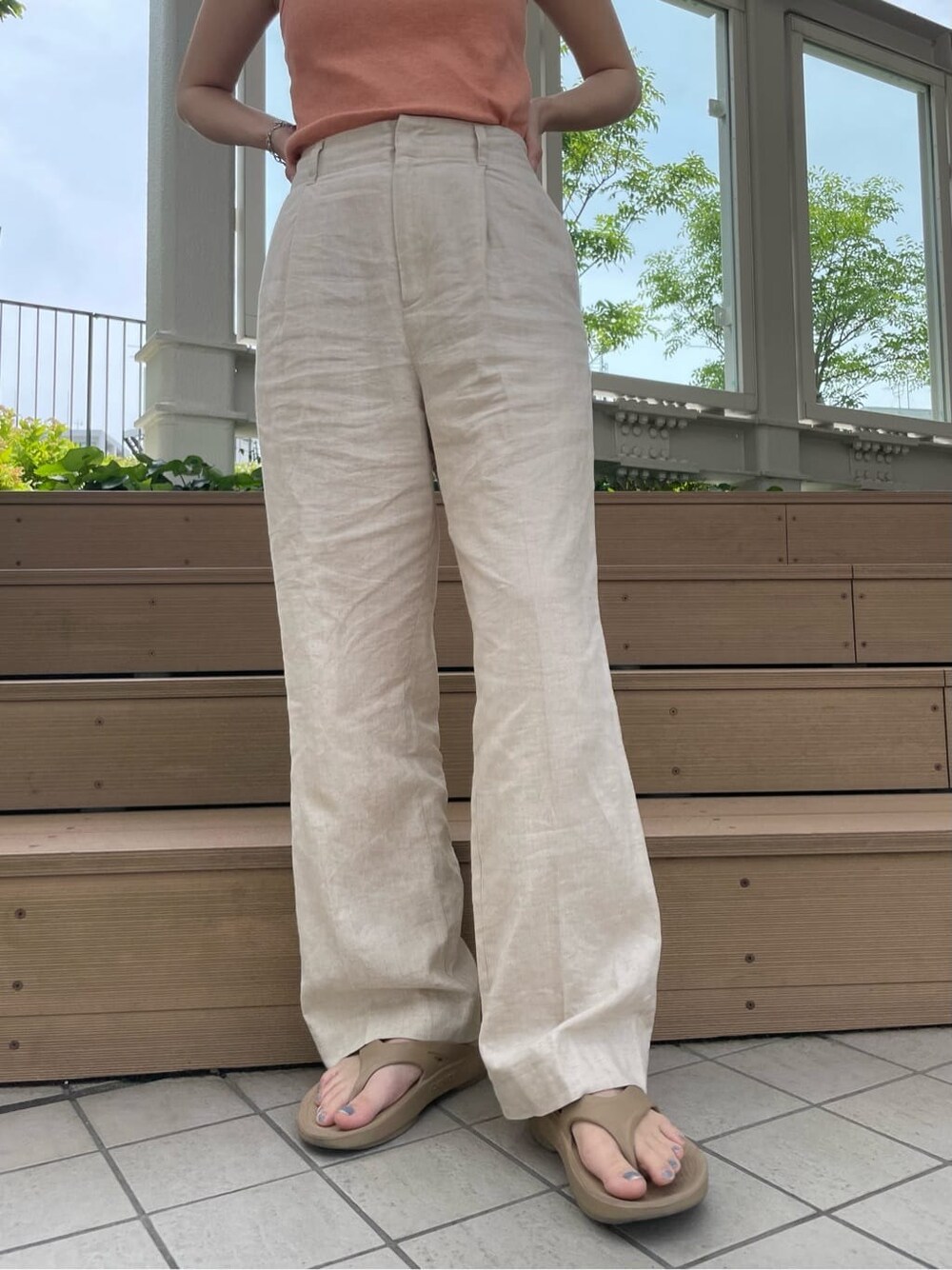 ホワイト系のその他パンツ、オレンジ系のタンクトップを着用したレディースの夏コーディネートの6枚目の写真