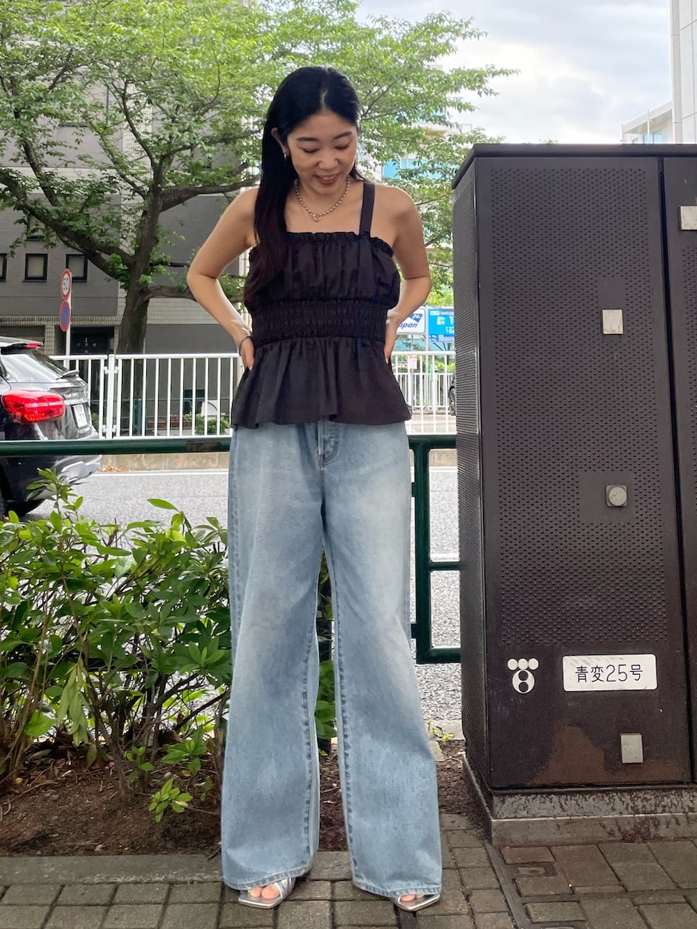 ブルー系のデニムパンツ、グレー系のキャミソール、シルバー系のサンダルを着用したレディースの夏コーディネートの7枚目の写真