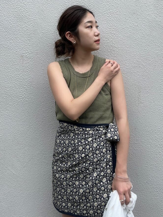 ブルー系のスカート、ベージュ系のタンクトップを着用したレディースの夏コーディネートの2枚目の写真