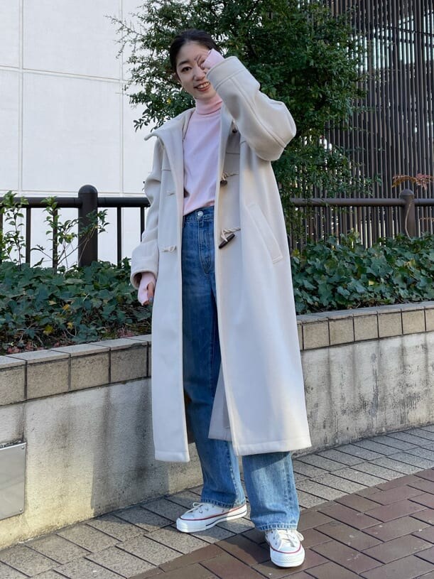 ブルー系のデニムパンツ、ホワイト系のダッフルコート、ピンク系のニット/セーターを着用したレディースの冬コーディネートの8枚目の写真