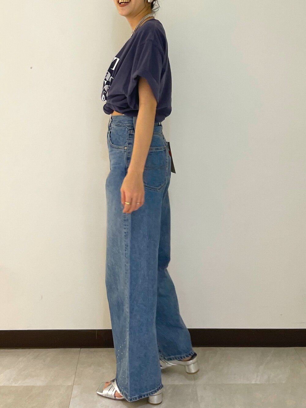 ブルー系のTシャツ/カットソー、ブルー系のデニムパンツ、シルバー系のサンダルを着用したレディースの夏コーディネートの4枚目の写真
