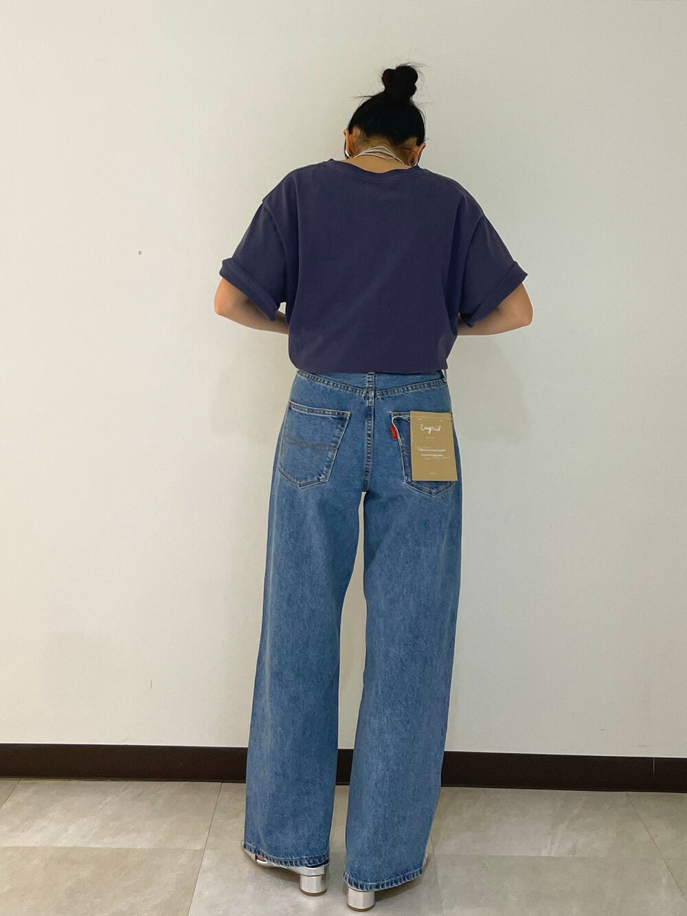 ブルー系のTシャツ/カットソー、ブルー系のデニムパンツ、シルバー系のサンダルを着用したレディースの夏コーディネートの3枚目の写真