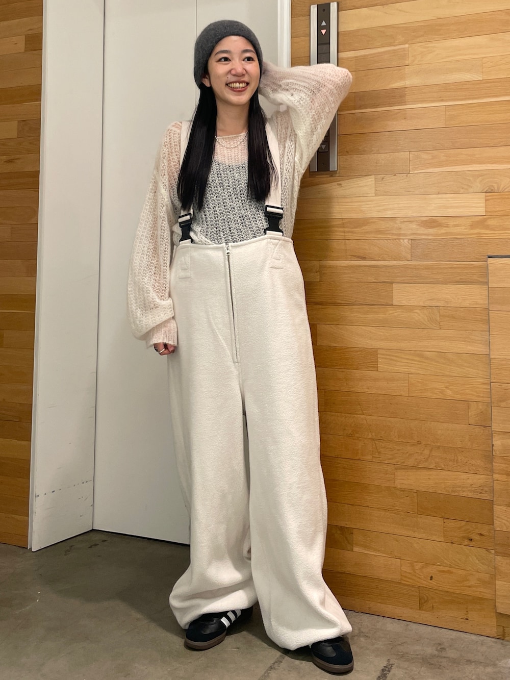 ホワイト系のニット/セーター、ホワイト系のサロペット/オーバーオールを着用したレディースの秋コーディネートの6枚目の写真