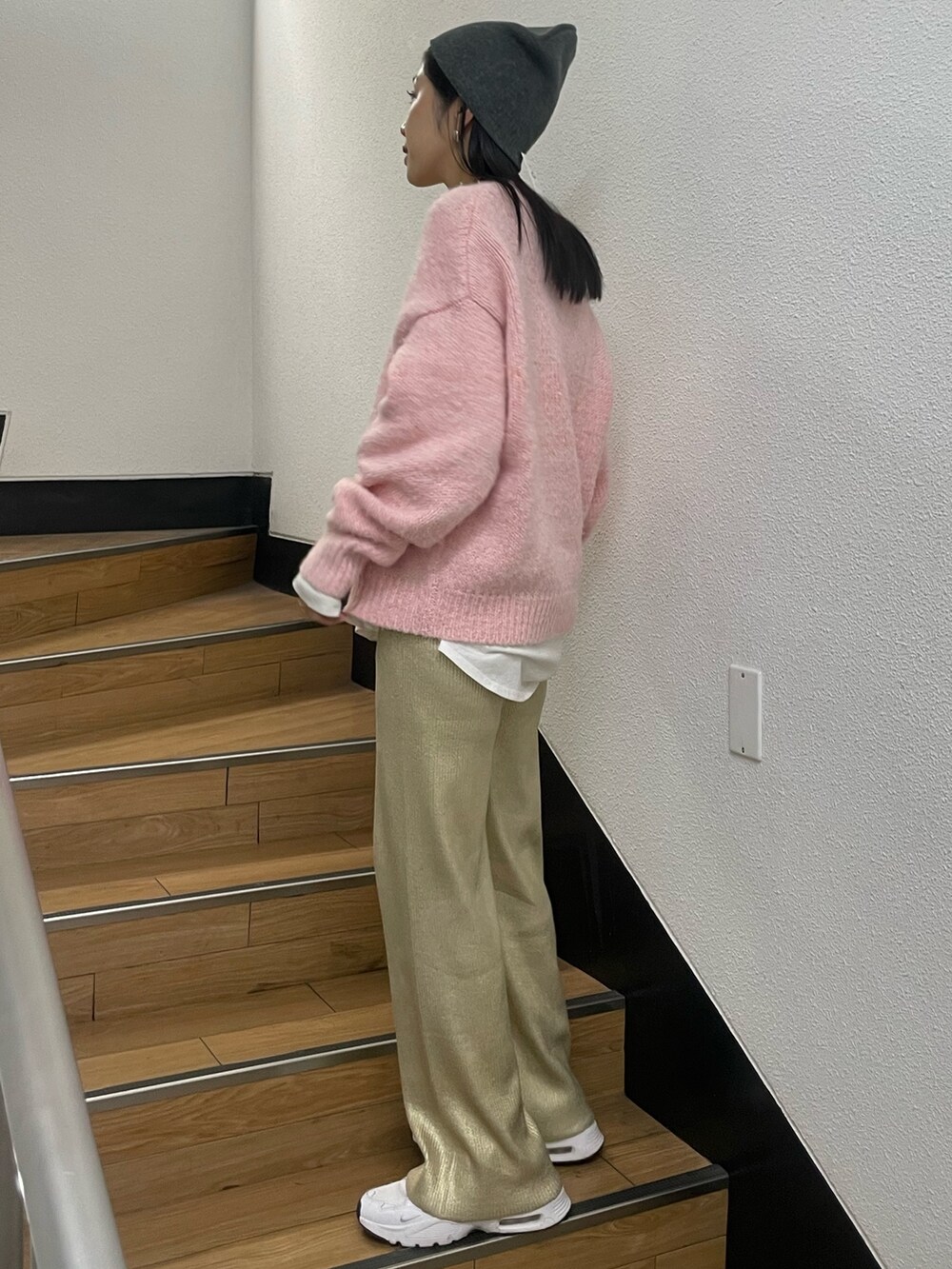 ゴールド系のその他パンツ、ホワイト系のTシャツ/カットソー、ピンク系のニット/セーターを着用したレディースの秋コーディネートの3枚目の写真