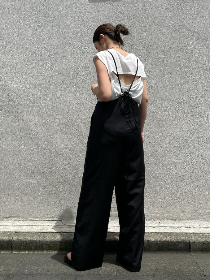 ブラック系のつなぎ/オールインワン、ブラック系のサンダル、ホワイト系のタンクトップを着用したレディースの夏コーディネートの3枚目の写真