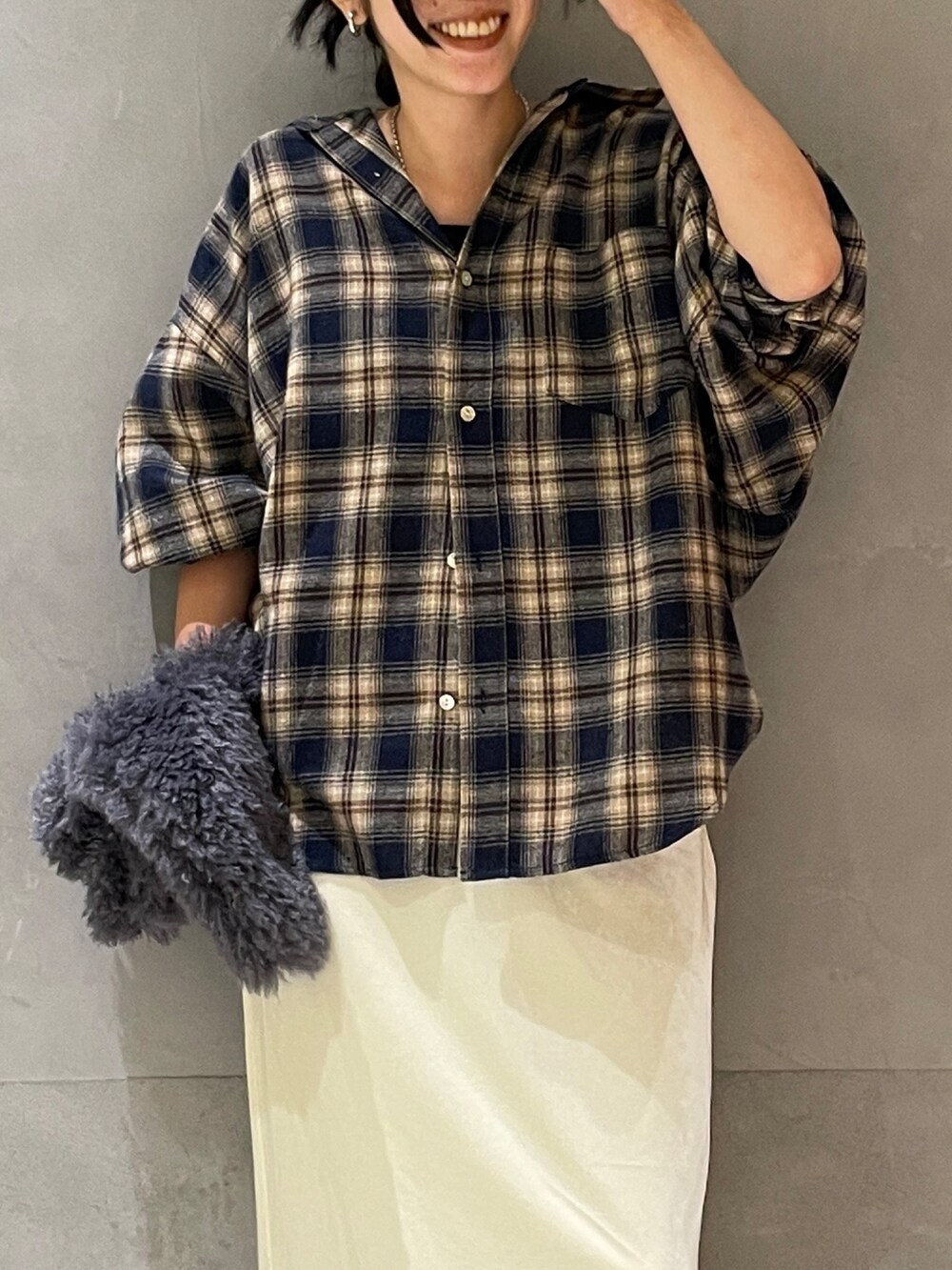 ブルー系のシャツ/ブラウス、ホワイト系のスカート、グレー系のハンドバッグを着用したレディースの秋コーディネートの6枚目の写真