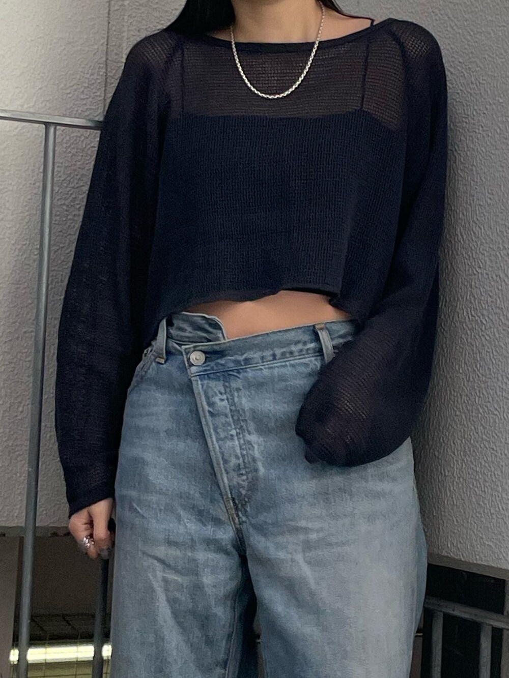 グレー系のTシャツ/カットソー、ブルー系のデニムパンツを着用したレディースの春コーディネートの6枚目の写真