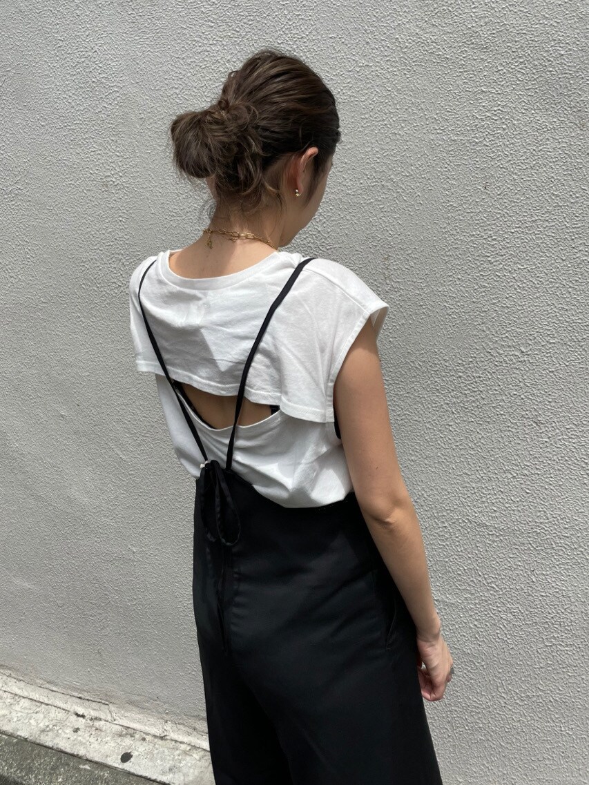 ブラック系のつなぎ/オールインワン、ブラック系のサンダル、ホワイト系のタンクトップを着用したレディースの夏コーディネートの4枚目の写真