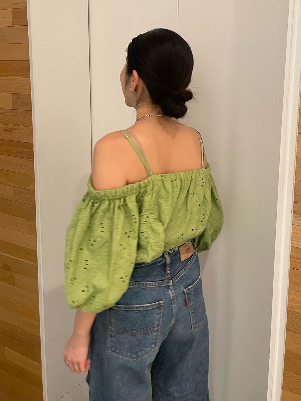 ブルー系のデニムパンツ、ブラック系のサンダル、グリーン系のシャツ/ブラウスを着用したレディースの春コーディネートの5枚目の写真