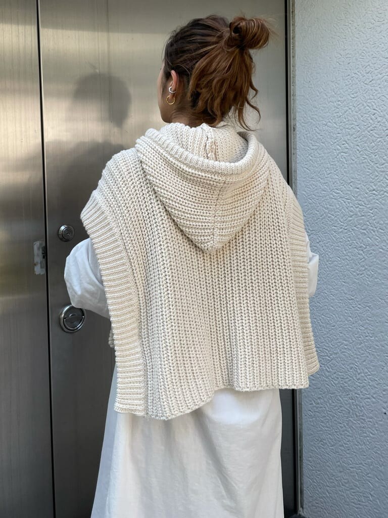 ホワイト系のワンピース、ベージュ系のブーツを着用したレディースの秋コーディネートの6枚目の写真