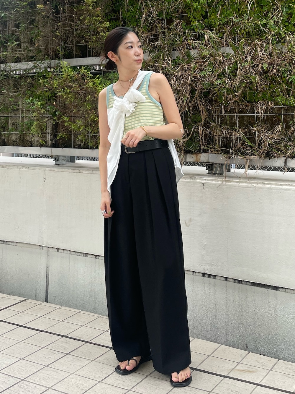 ブルー系のタンクトップ、ホワイト系のシャツ/ブラウス、ホワイト系のハットを着用したレディースの夏コーディネートの2枚目の写真