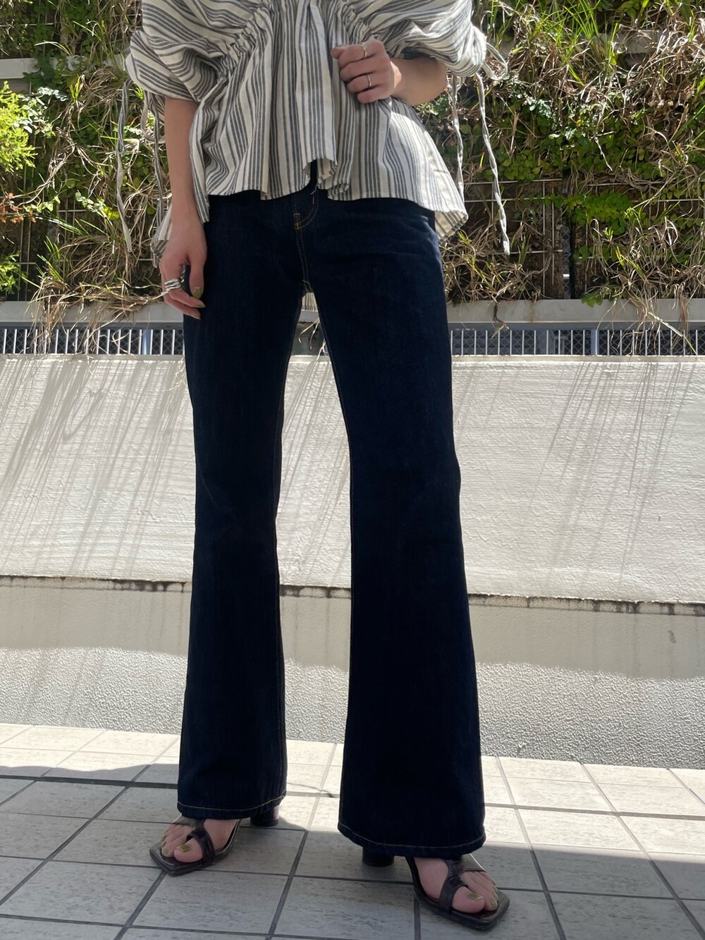 ブルー系のデニムパンツ、その他のシャツ/ブラウス、その他のサンダルを着用したレディースの夏コーディネートの5枚目の写真