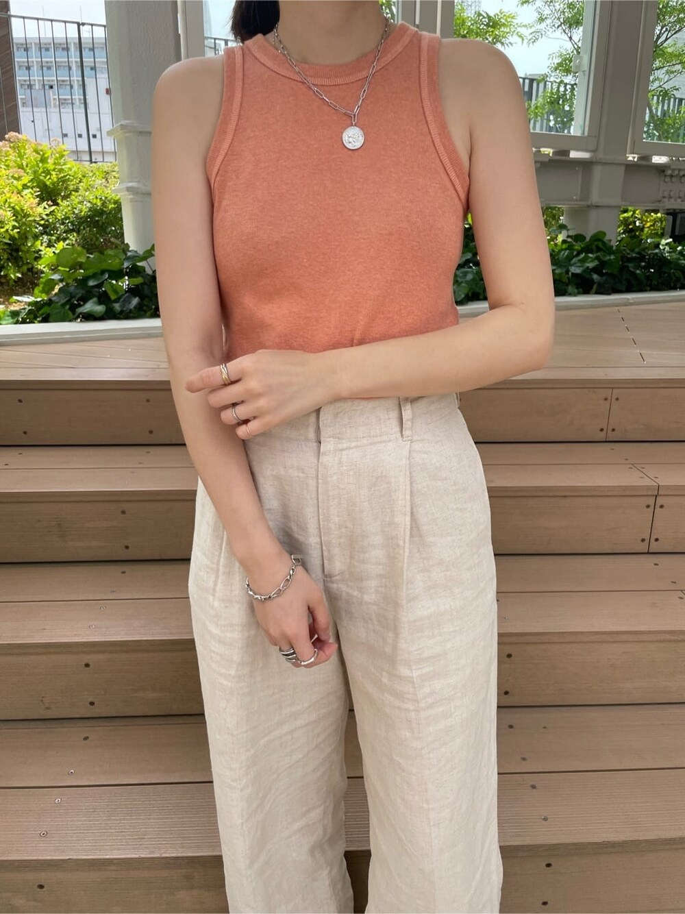 ホワイト系のその他パンツ、オレンジ系のタンクトップを着用したレディースの夏コーディネートの2枚目の写真