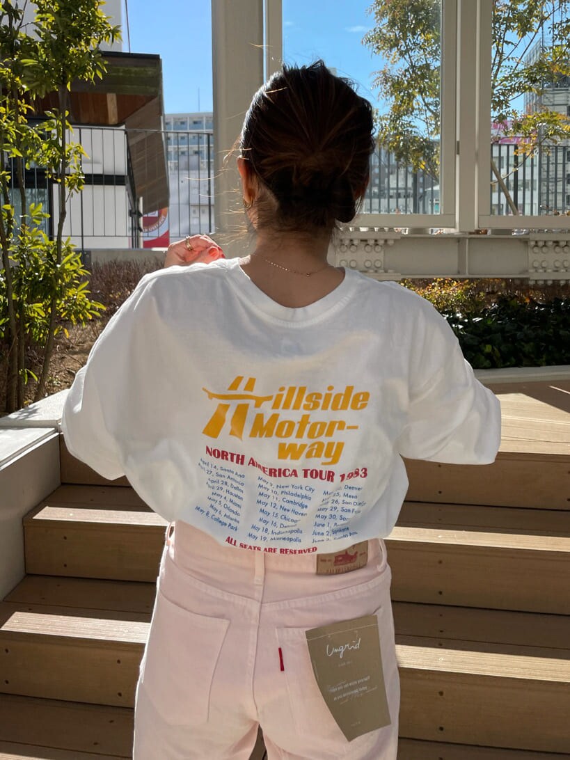 ベージュ系のステンカラーコート、ブラック系のブーツ、ホワイト系のTシャツ/カットソーを着用したレディースの冬コーディネートの5枚目の写真