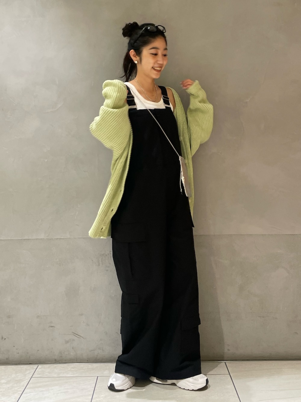 ブラック系のつなぎ/オールインワン、ホワイト系のタンクトップ、グリーン系のカーディガン/ボレロを着用したレディースの冬コーディネートの7枚目の写真