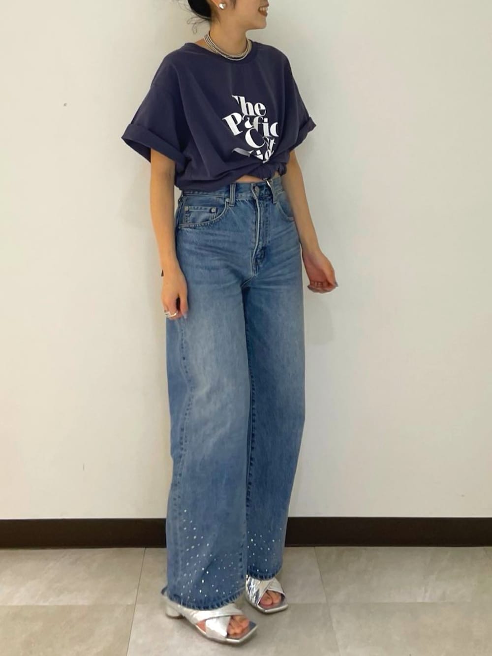 ブルー系のTシャツ/カットソー、ブルー系のデニムパンツ、シルバー系のサンダルを着用したレディースの夏コーディネートの2枚目の写真