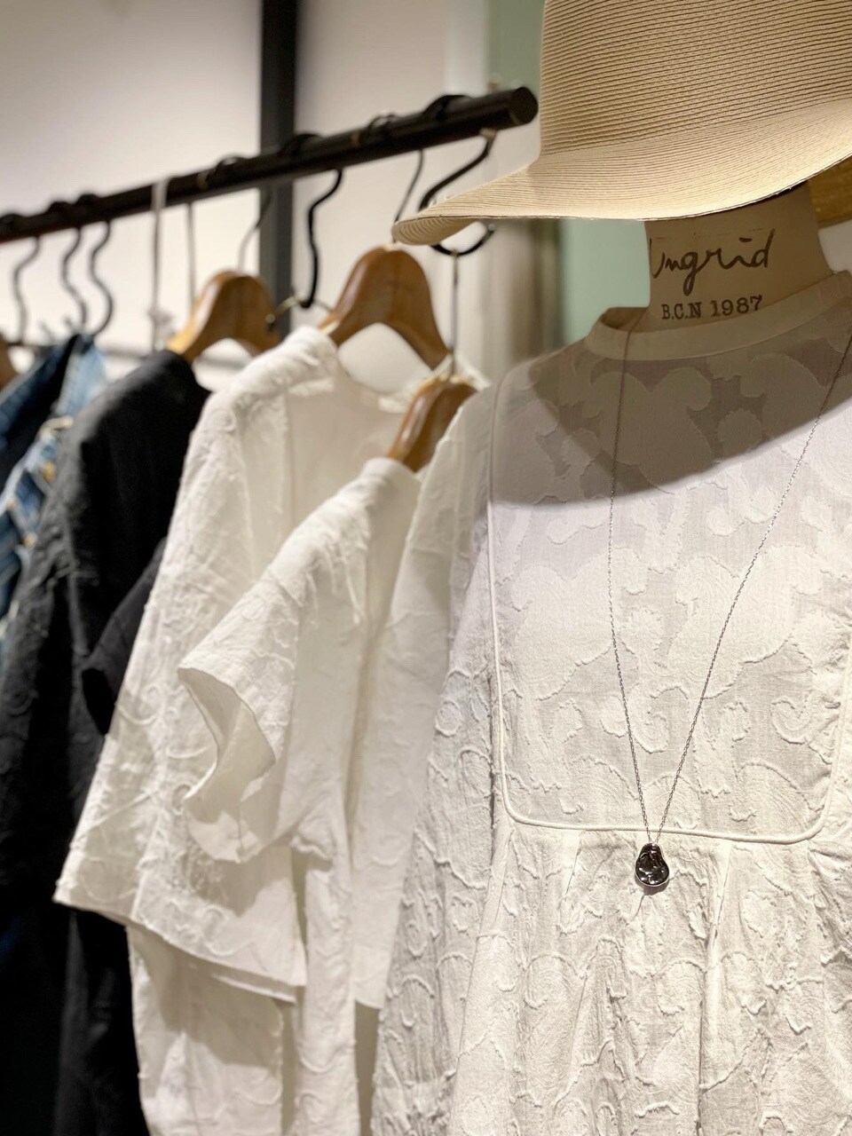 ブラック系のその他パンツ、ホワイト系のシャツ/ブラウス、ブラック系のサンダルを着用したレディースの春コーディネートの3枚目の写真