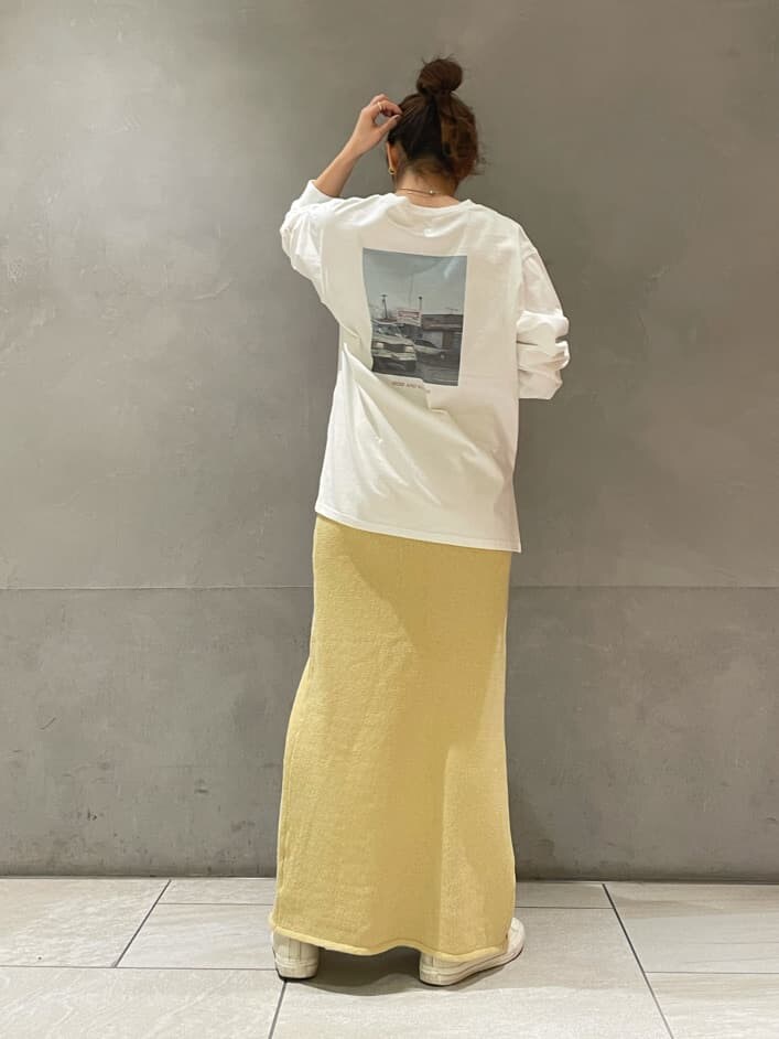イエロー系のスカート、ホワイト系のTシャツ/カットソーを着用したレディースの冬コーディネートの4枚目の写真