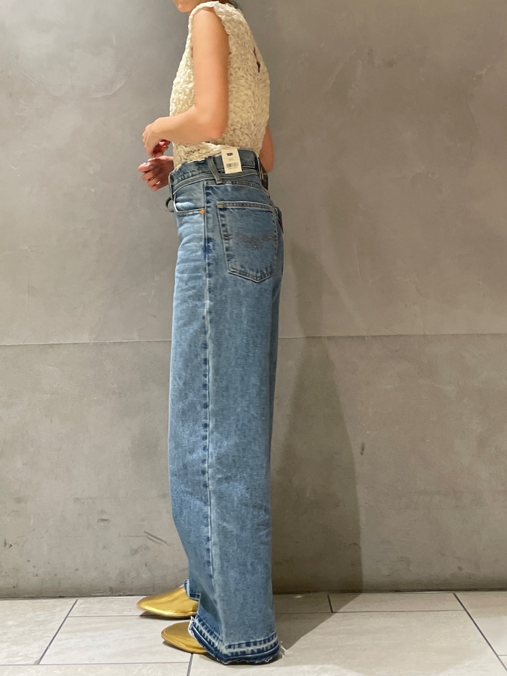 ホワイト系のシャツ/ブラウス、ブルー系のデニムパンツ、ゴールド系のローファーを着用したレディースの夏コーディネートの3枚目の写真