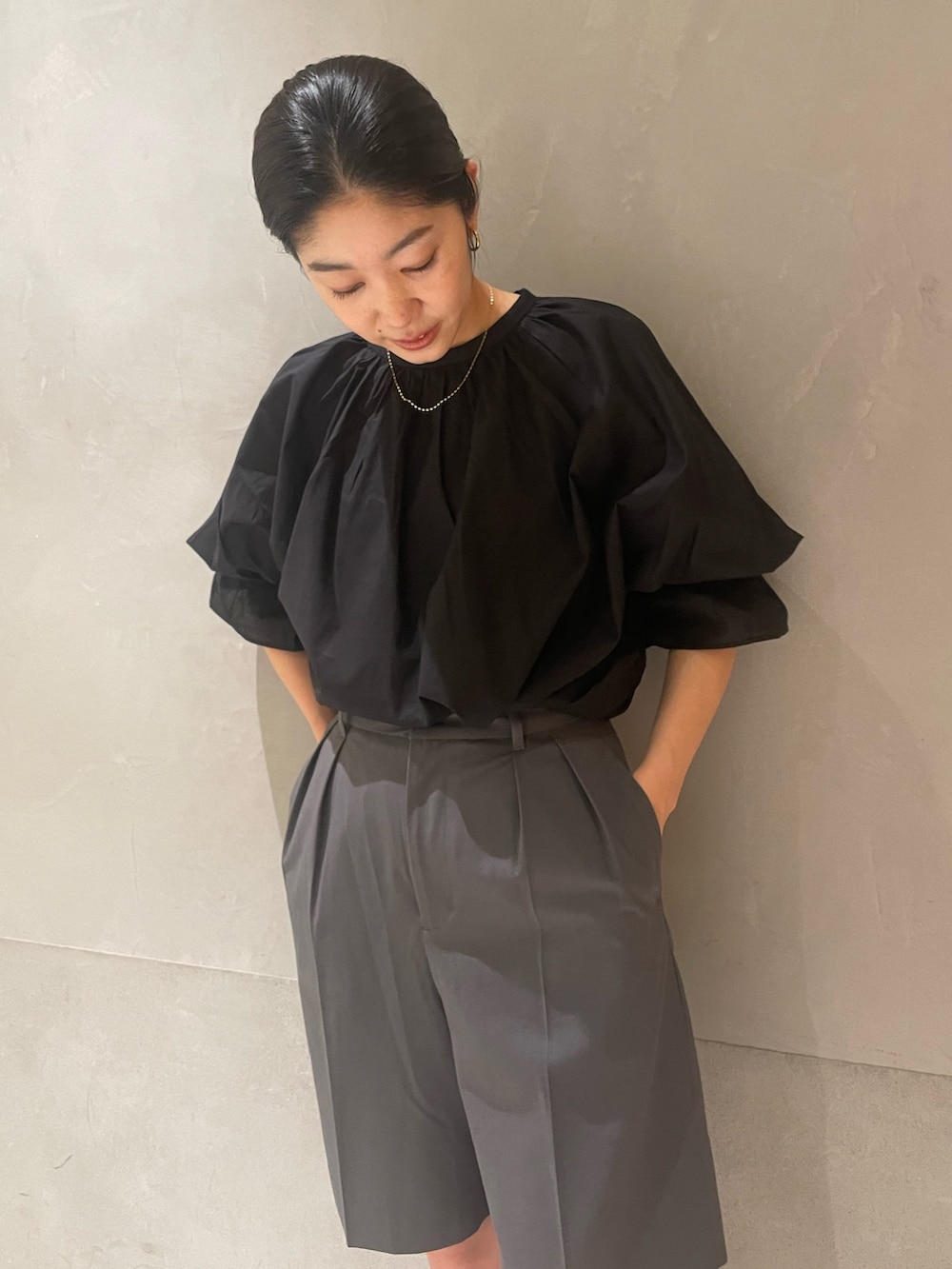 グレー系のその他パンツ、ブラック系のシャツ/ブラウスを着用したレディースの夏コーディネートの4枚目の写真