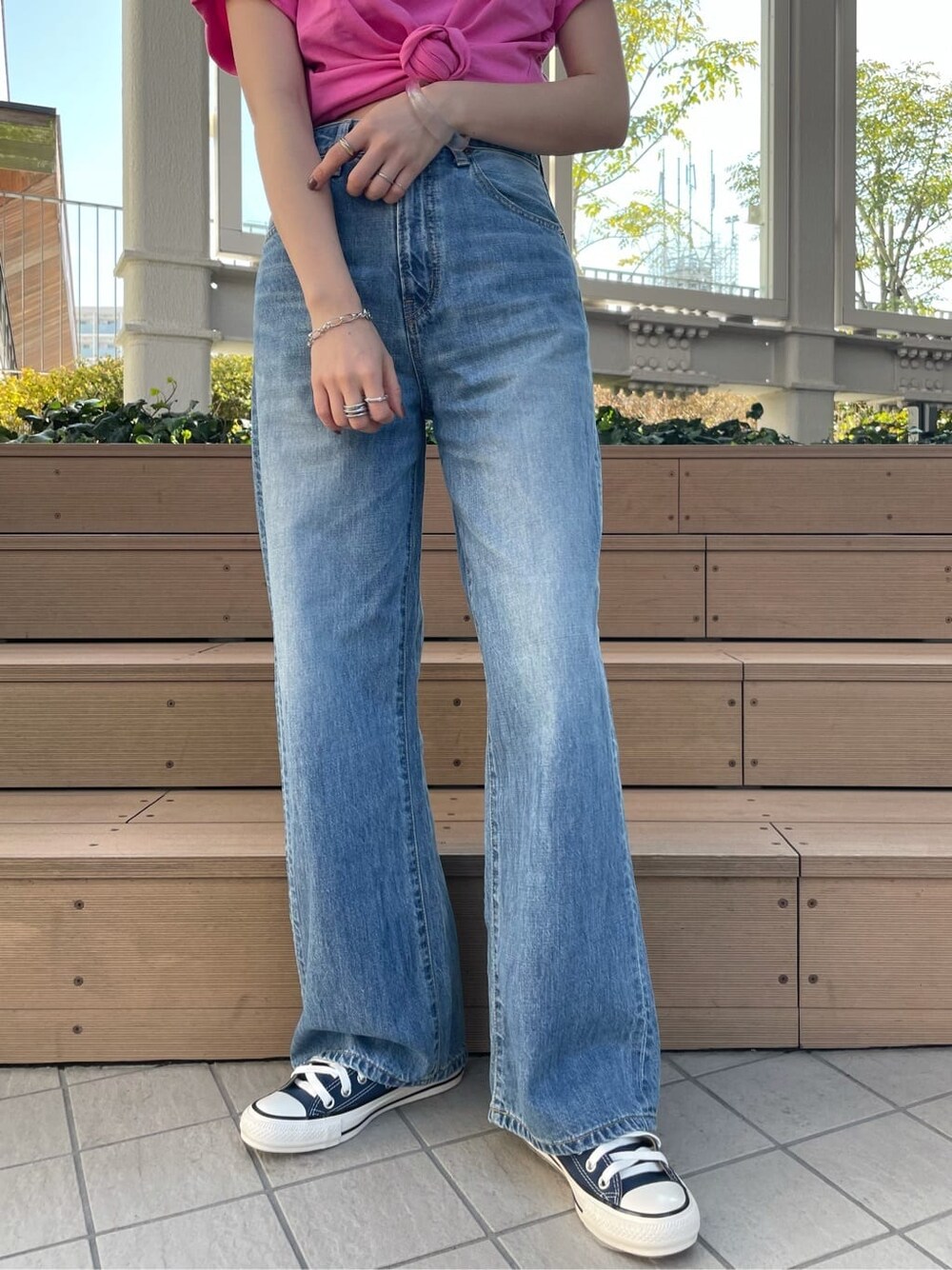 ブルー系のデニムパンツ、ピンク系のTシャツ/カットソーを着用したレディースの春コーディネートの4枚目の写真