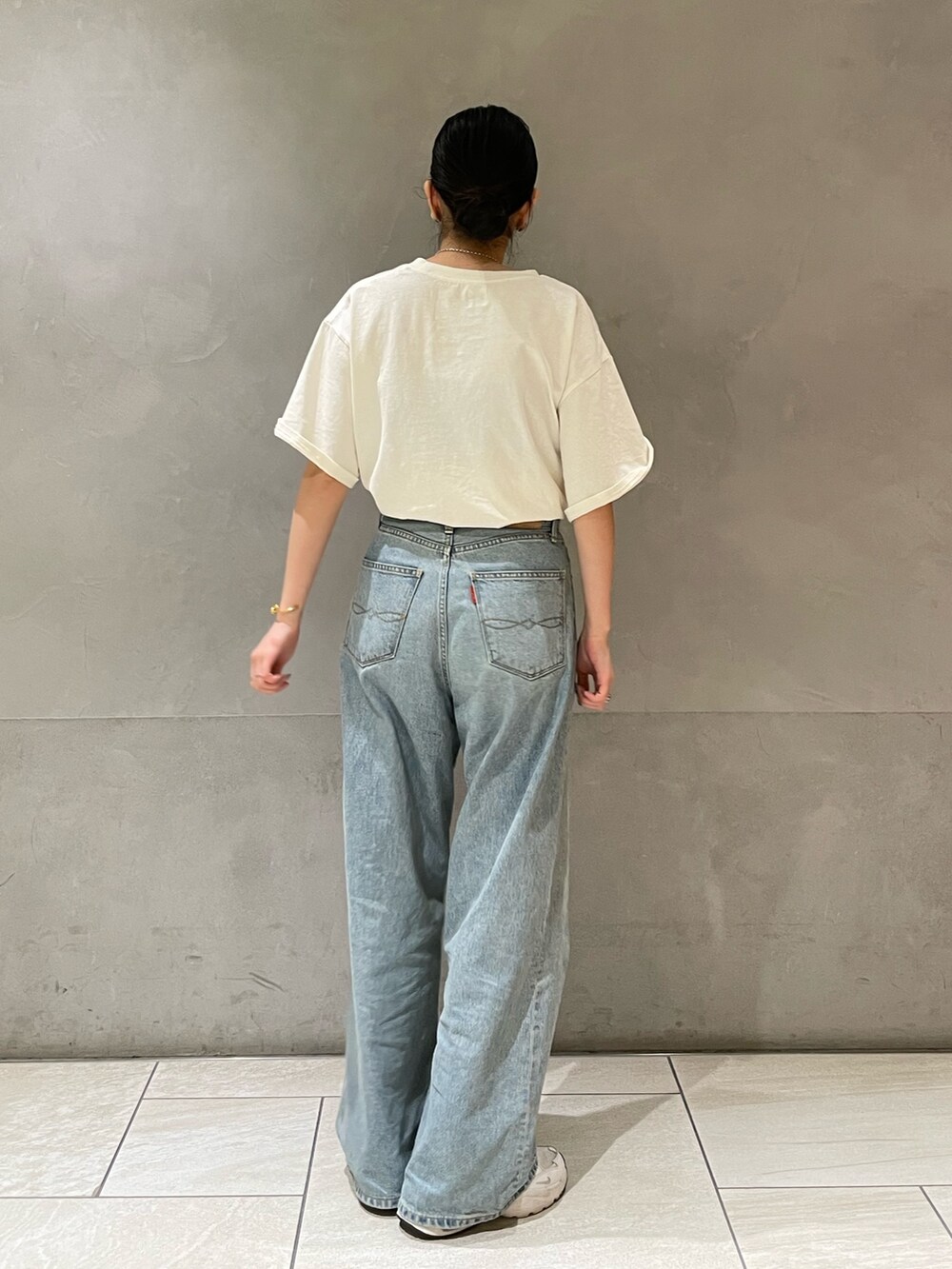 ブルー系のデニムパンツ、ホワイト系のTシャツ/カットソーを着用したレディースの春コーディネートの5枚目の写真