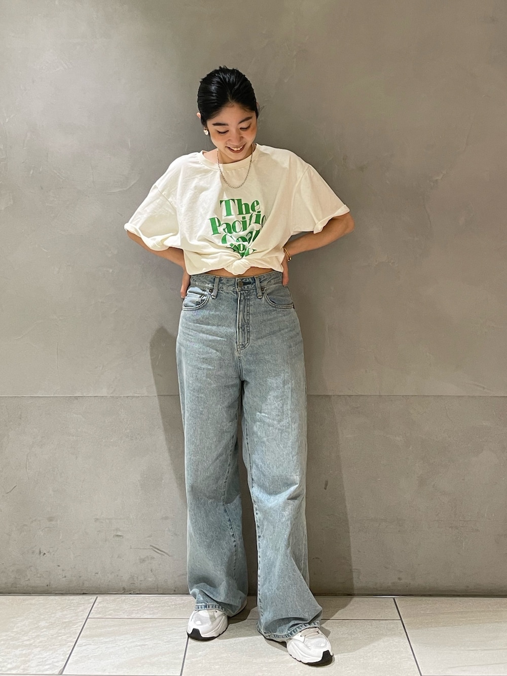 ブルー系のデニムパンツ、ホワイト系のTシャツ/カットソーを着用したレディースの春コーディネートの2枚目の写真
