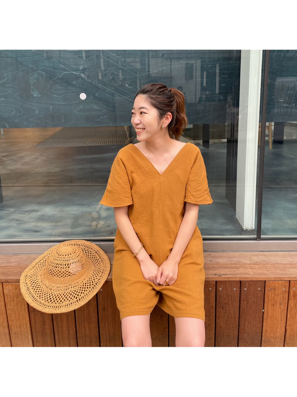 ブラック系のサンダル、ブラック系のロンパースを着用したレディースの春コーディネートの2枚目の写真