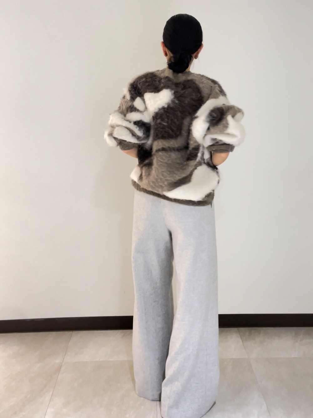 グレー系のその他パンツ、ブラウン系のニット/セーターを着用したレディースの冬コーディネートの3枚目の写真