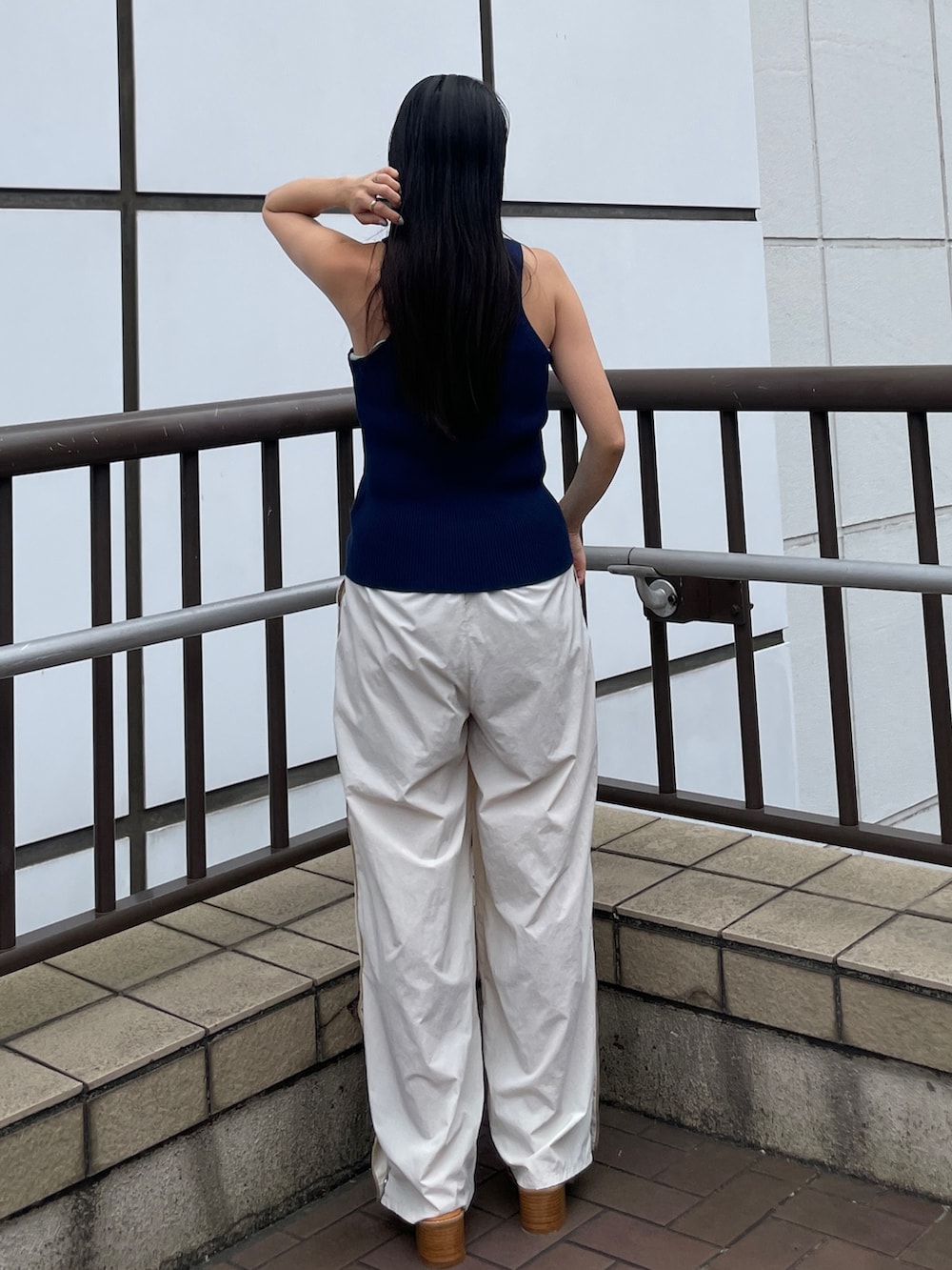 ブラック系のサンダル、ブルー系のタンクトップ、ホワイト系のその他パンツを着用したレディースの夏コーディネートの4枚目の写真