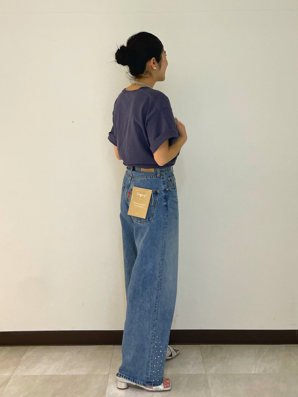 ブルー系のTシャツ/カットソー、ブルー系のデニムパンツ、シルバー系のサンダルを着用したレディースの夏コーディネートの5枚目の写真