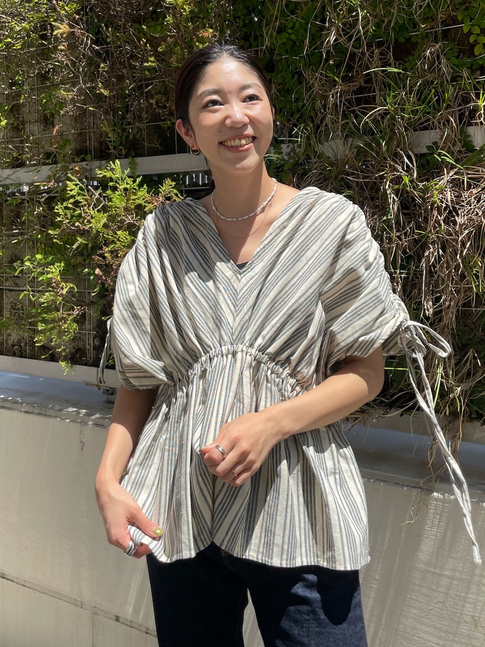 ブルー系のデニムパンツ、その他のシャツ/ブラウス、その他のサンダルを着用したレディースの夏コーディネートの3枚目の写真