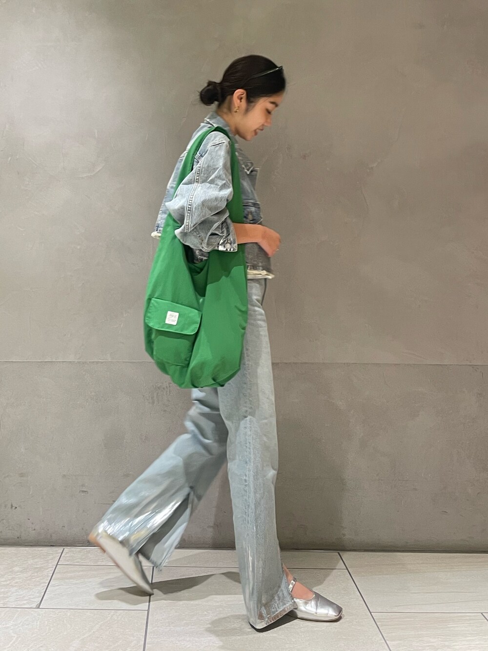 ブルー系のデニムジャケット、ブルー系のデニムパンツ、シルバー系のパンプスを着用したレディースの夏コーディネートの6枚目の写真