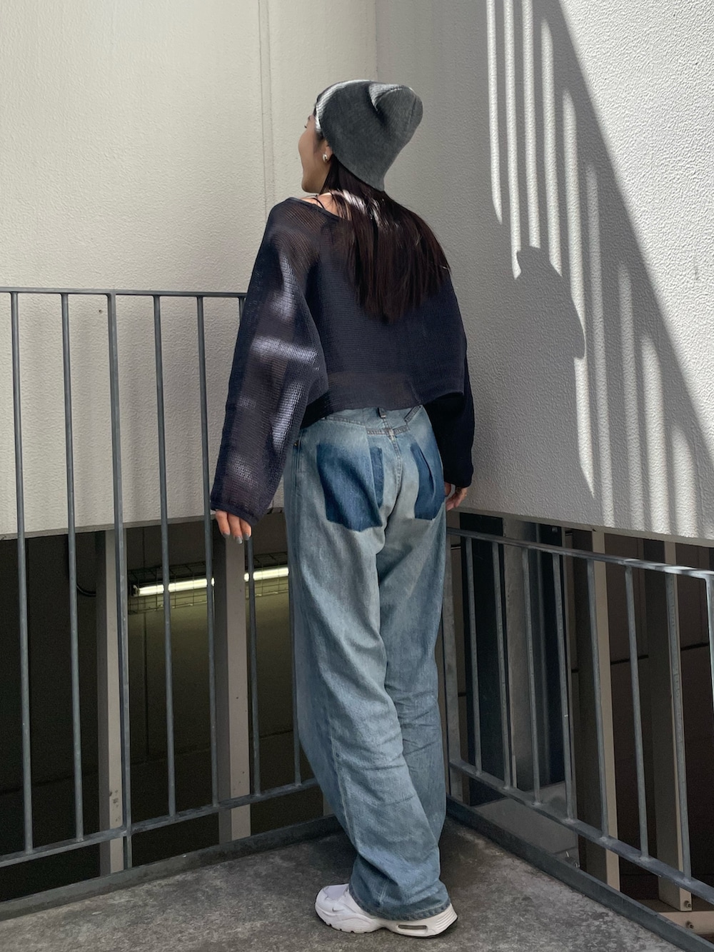 グレー系のTシャツ/カットソー、ブルー系のデニムパンツを着用したレディースの春コーディネートの5枚目の写真