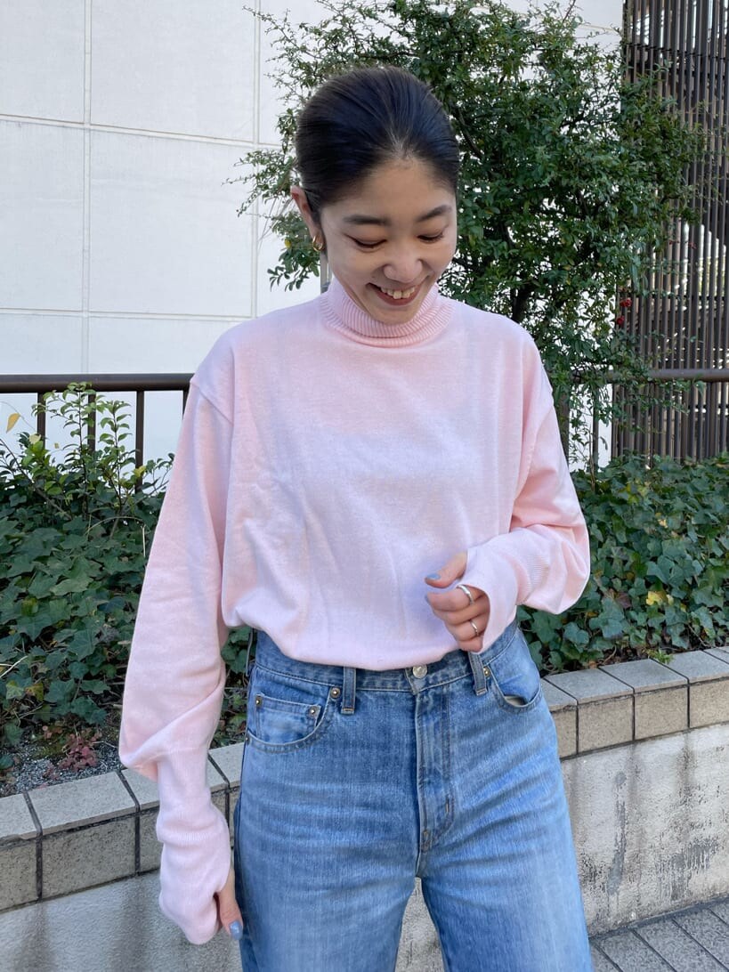 ブルー系のデニムパンツ、ホワイト系のダッフルコート、ピンク系のニット/セーターを着用したレディースの冬コーディネートの3枚目の写真