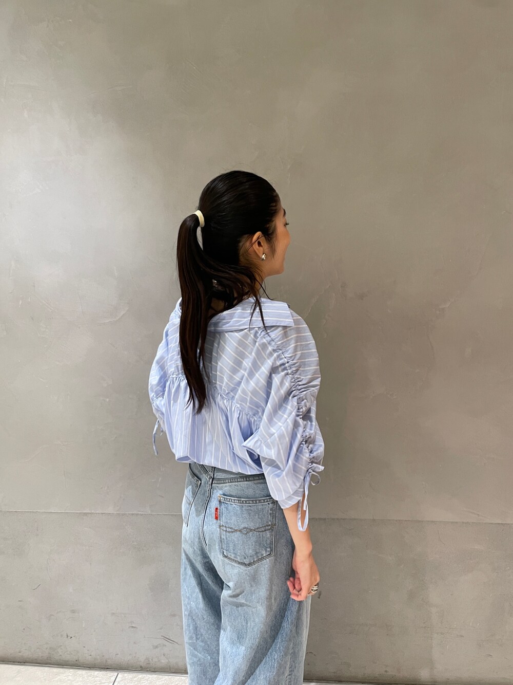 その他のシャツ/ブラウス、ブルー系のデニムパンツ、ブラック系のサンダルを着用したレディースの夏コーディネートの6枚目の写真