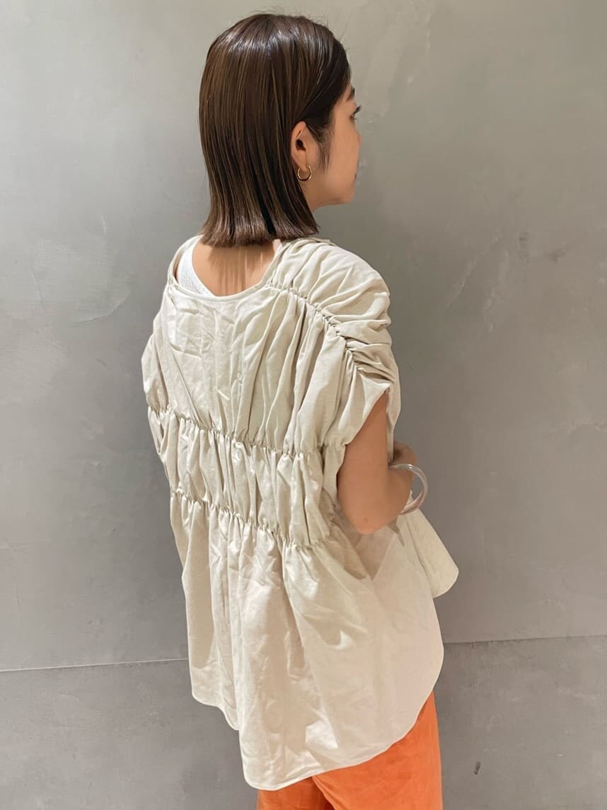 ホワイト系のシャツ/ブラウス、オレンジ系のその他パンツを着用したレディースの夏コーディネートの2枚目の写真