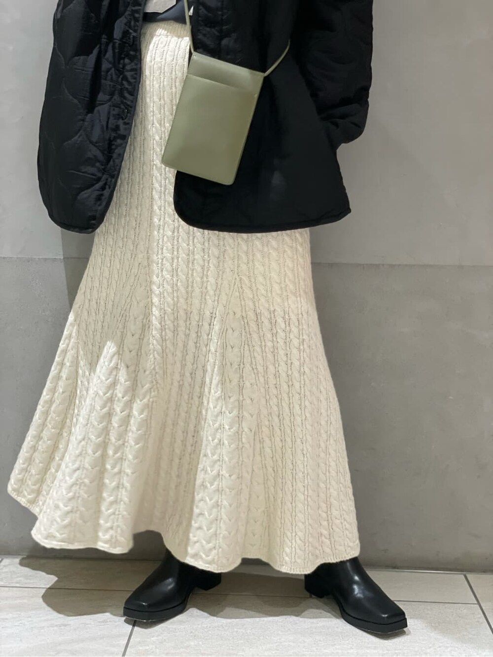 ブラック系のブルゾン、ホワイト系のスカート、グレー系のTシャツ/カットソーを着用したレディースの秋コーディネートの5枚目の写真