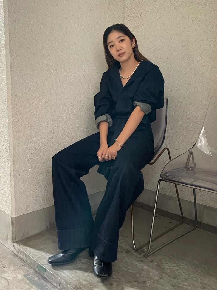 ブルー系のつなぎ/オールインワン、ブラック系のブーツを着用したレディースの夏コーディネートの3枚目の写真