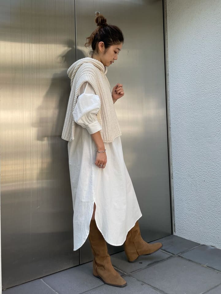 ホワイト系のワンピース、ベージュ系のブーツを着用したレディースの秋コーディネートの5枚目の写真